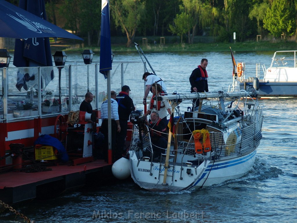 Motor Segelboot mit Motorschaden trieb gegen Alte Liebe bei Koeln Rodenkirchen P135.JPG
